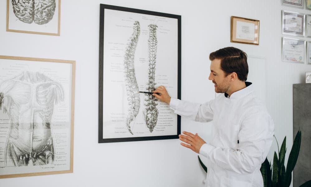 A osteocondrose prodúcese debido á desnutrición dos tecidos da columna vertebral e dos discos intervertebrais