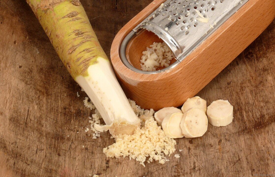 Raíz de rábano picante ralada para preparar un frote medicinal para a osteocondrose lumbar