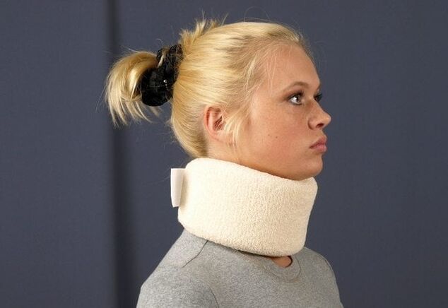 Para tratar a osteocondrose cervical, as mulleres deben usar un colar Shants